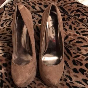 Marisa  Breckelle's shade camel brown heels sexy